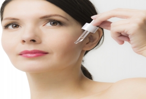 Cơ Chế Hoạt Động Của Vitamin C Đối Với L&agrave;n Da